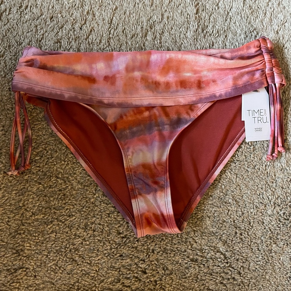 NWT multicolored swim bottoms, very flattering on. Size Medium.